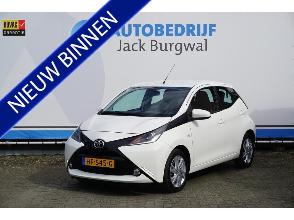 Toyota Aygo 1.0 VVT-i x-cite Camera | Navi | Airco *All in p, Voorwielaandrijving, Gebruikt, 4 stoelen, Wit