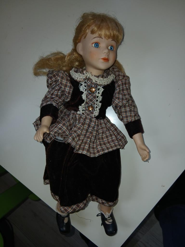 Antieke pop Victoria-A van The Promenade Collection, Verzamelen, Poppen, Ophalen of Verzenden