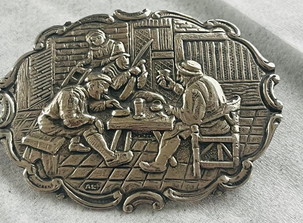 Antieke zilveren broche dorpstafereel zwaardje A Landmeter, Verzenden, Zo goed als nieuw, Zilver
