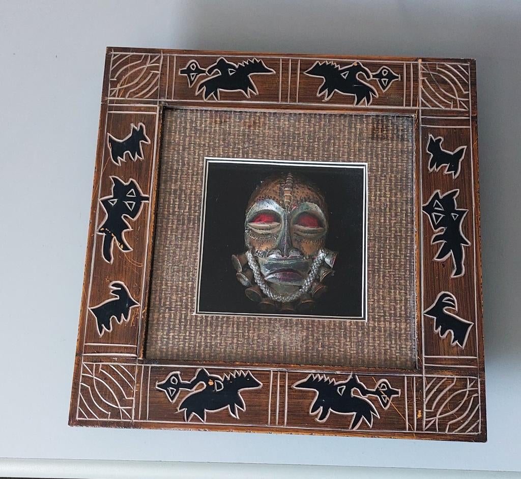 Afrikaans stamhoofd in vitrine van glas., Ophalen of Verzenden