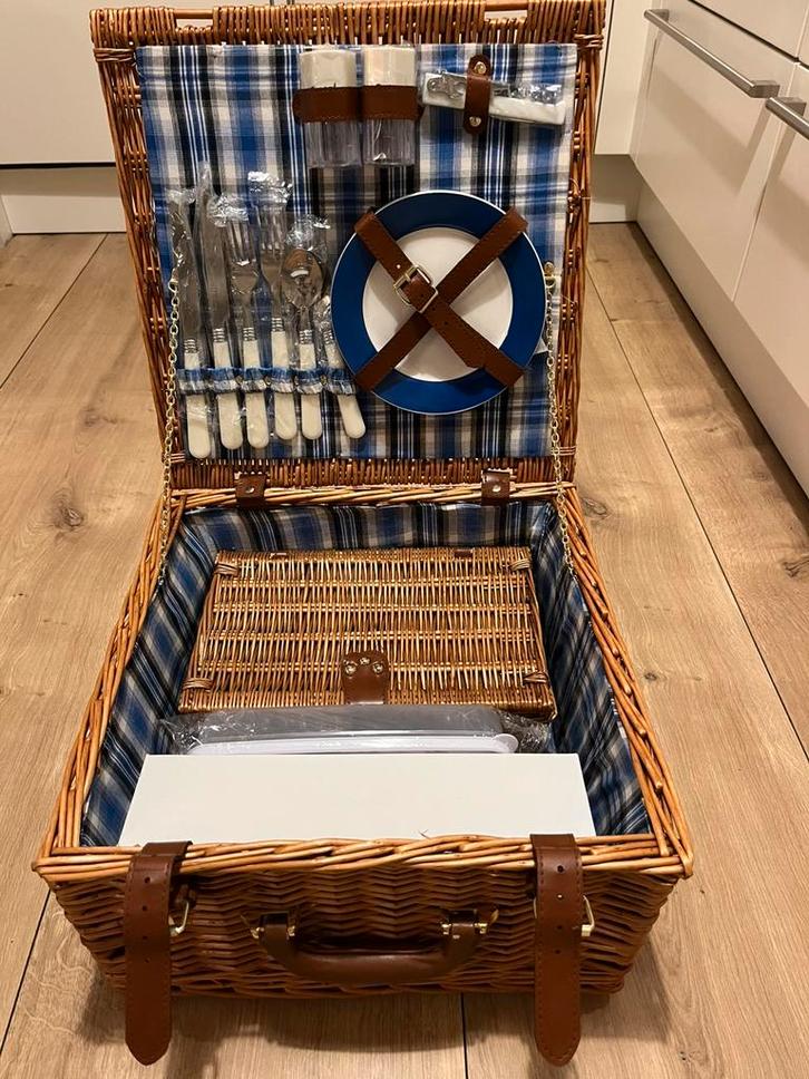 Nieuwe picknickmand met inhoud (20-delig). Nooit gebruikt, Hobby en Vrije tijd, Picknickmanden, Nieuw, Ophalen of Verzenden