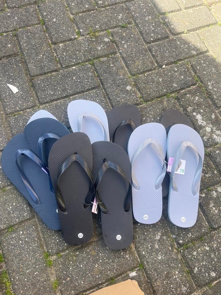 50 paar slippers maat 42/43 - Zwart, grijs en blauw, Ophalen of Verzenden, Nieuw, Zwart, Slippers