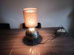 Tafellamp met zilverkleurige bol voet, Huis en Inrichting, Lampen | Tafellampen, Ophalen of Verzenden, Zo goed als nieuw, Minder dan 50 cm