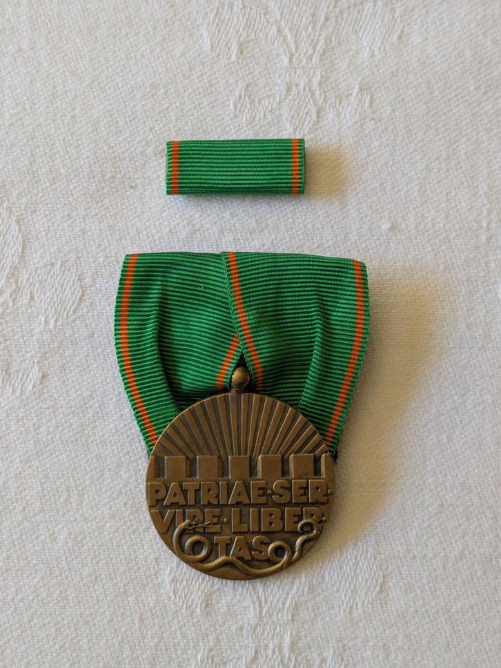 Vrijwilligersmedaille + baton set militair opgemaakt, Verzamelen, Militaria | Algemeen, Landmacht, Lintje, Medaille of Wings, Nederland