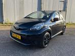 Toyota Aygo 1.0 12V Vvt-i Now5DRS 2013 Zwart dealeronderh, Voorwielaandrijving, 4 stoelen, Origineel Nederlands, Handgeschakeld