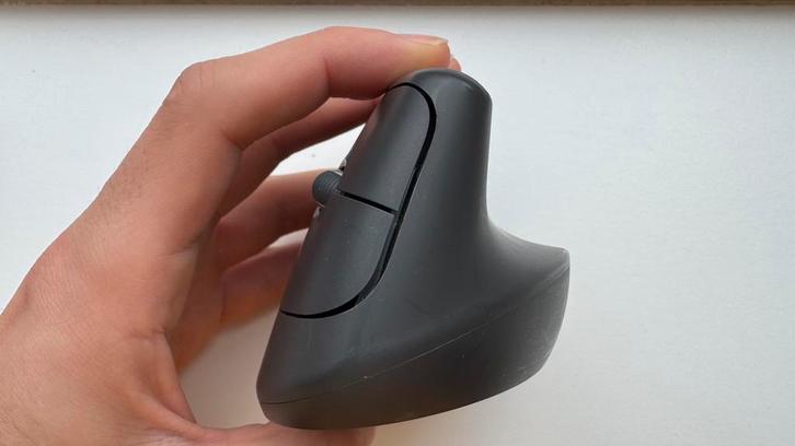 Logitech Lift vertical mouse, Computers en Software, Muizen, Zo goed als nieuw, Muis, Rechtshandig, Draadloos, Ergonomisch, Ophalen of Verzenden
