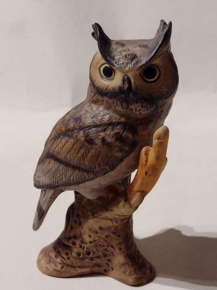 porseleinen uil op tak / Hoogte 12 cm gemerkt met kroon A, Antiek en Kunst, Antiek | Porselein, Ophalen