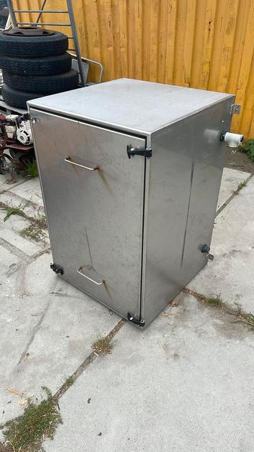 Rvs tank of kast beschikbaar voor biedingen
