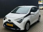 Toyota Aygo 1.0 VVT-i x-play CAMERA BT DEALER AUTO, Voorwielaandrijving, Gebruikt, Euro 6, 4 stoelen