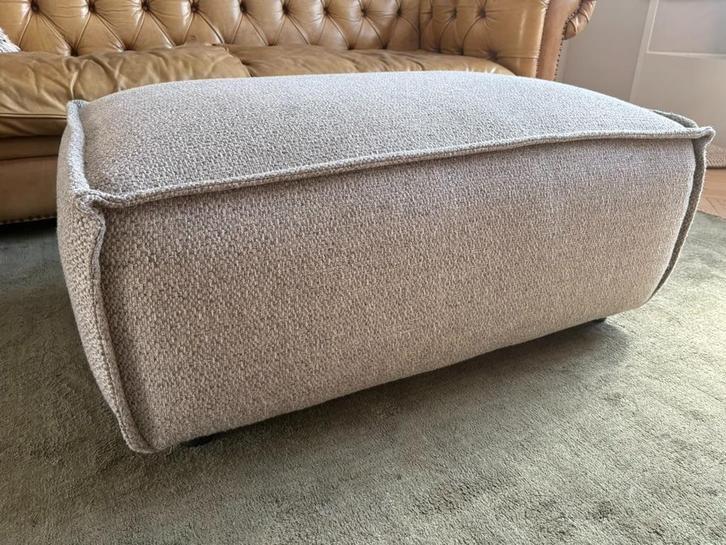 Hocker voetenbank poef beige taupe grijs, Huis en Inrichting, Banken | Voetenbanken en Poefen, Zo goed als nieuw, 50 tot 75 cm