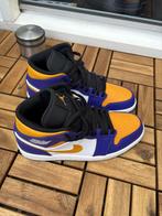 Air Jordan 1 Mid SE “Lakers” – Maat 42.5, Kleding | Heren, Schoenen, Overige kleuren, Nike Jordan, Nieuw, Ophalen of Verzenden