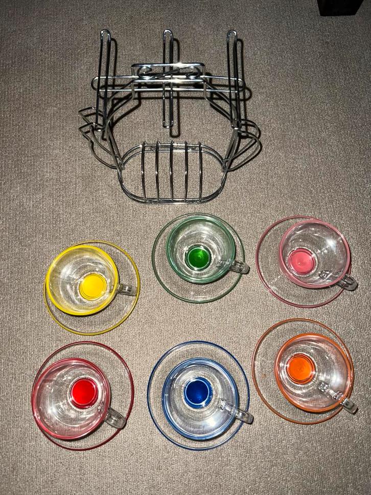 Set van 6 gekleurde Glazen en bordjes met houder, Huis en Inrichting, Keuken | Servies, Zo goed als nieuw, Glas of Glazen, Overige stijlen