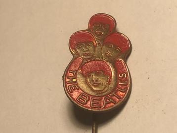 Metalen THE BEATLES Speld (Rood/Messingkleur). beschikbaar voor biedingen