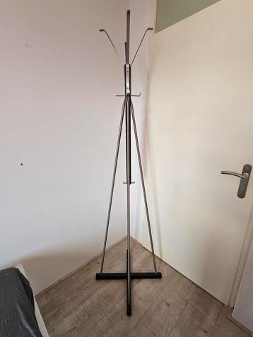 Kapstok hoed en jas, kleding, accessoires. Net strak modern beschikbaar voor biedingen