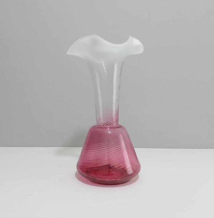 Victoriaanse vaas roze glas, geschulpte rand..., Antiek en Kunst, Antiek | Glas en Kristal, Ophalen of Verzenden