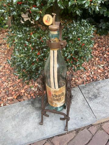 Mooie Oude asbach uralt smeedijzeren fles en rek met dop beschikbaar voor biedingen