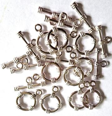 10 sets Mooie verzilverde bewerkte sluitingen 12-18 mm beschikbaar voor biedingen