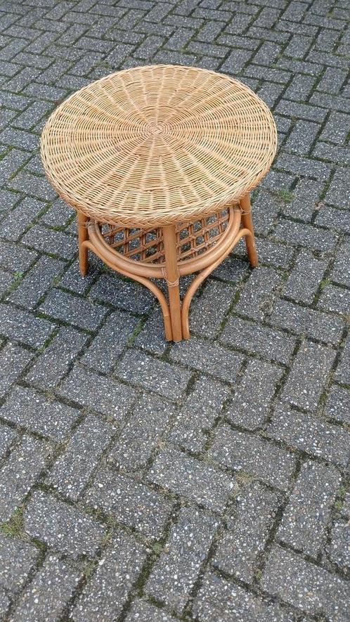Rotan (bijzet) tafeltje doorsnede 56 hoogte 51 cm, Huis en Inrichting, Tafels | Bijzettafels, Zo goed als nieuw, Rond, Minder dan 55 cm