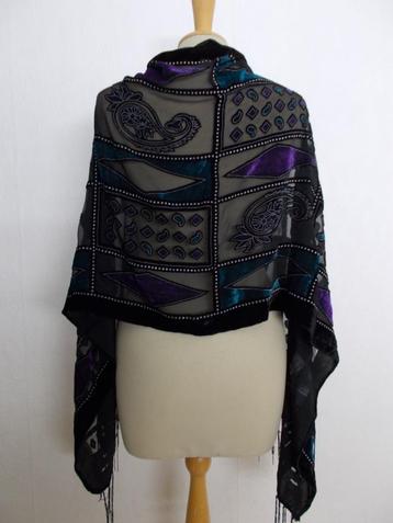 Aparte zwarte fluwelen sjaal beschikbaar voor biedingen