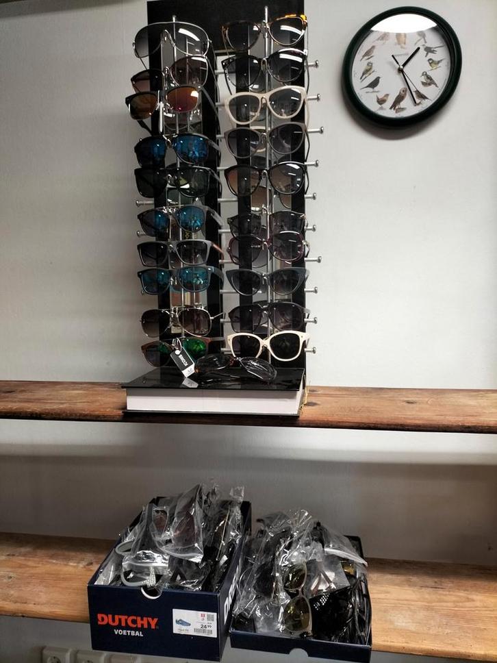 Winkel display met partij  zonnebrillen retro, Sieraden, Tassen en Uiterlijk, Zonnebrillen en Brillen | Heren, Gebruikt, Overige merken