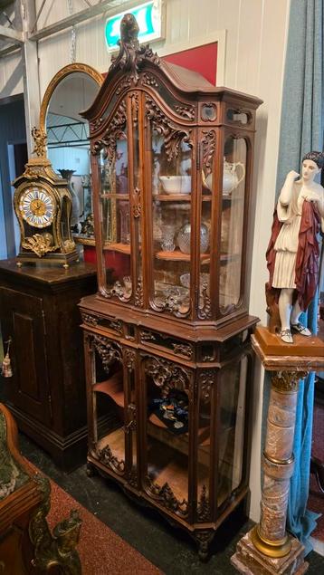 Notenhouten Louis XVI vitrinekast beschikbaar voor biedingen