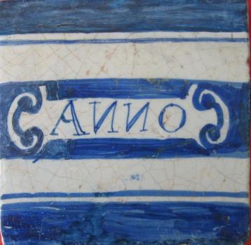 antieke tegel met jaartal beschikbaar voor biedingen