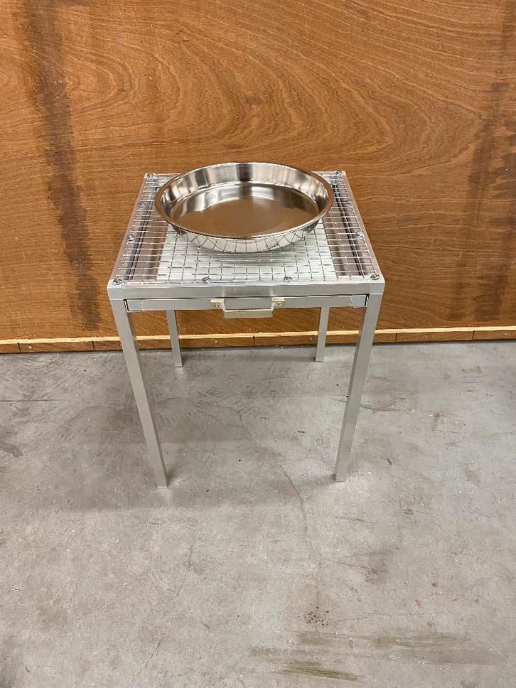 Voerstandaard met op vanglade | Voederplateau met lade, Dieren en Toebehoren, Vogels | Hokken en Kooien, Nieuw, Volière, Metaal