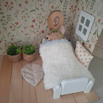 Poppenhuis meubeltjes en accessoires, slaapkamer muizenhuis  beschikbaar voor biedingen