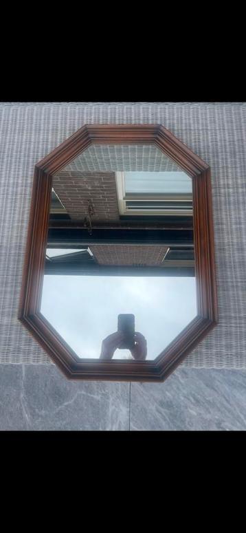 Mooie spiegel met houten lijst beschikbaar voor biedingen