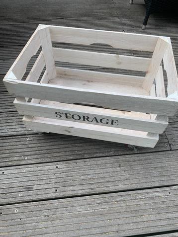 Stevig kratje white wash op wieltjes beschikbaar voor biedingen