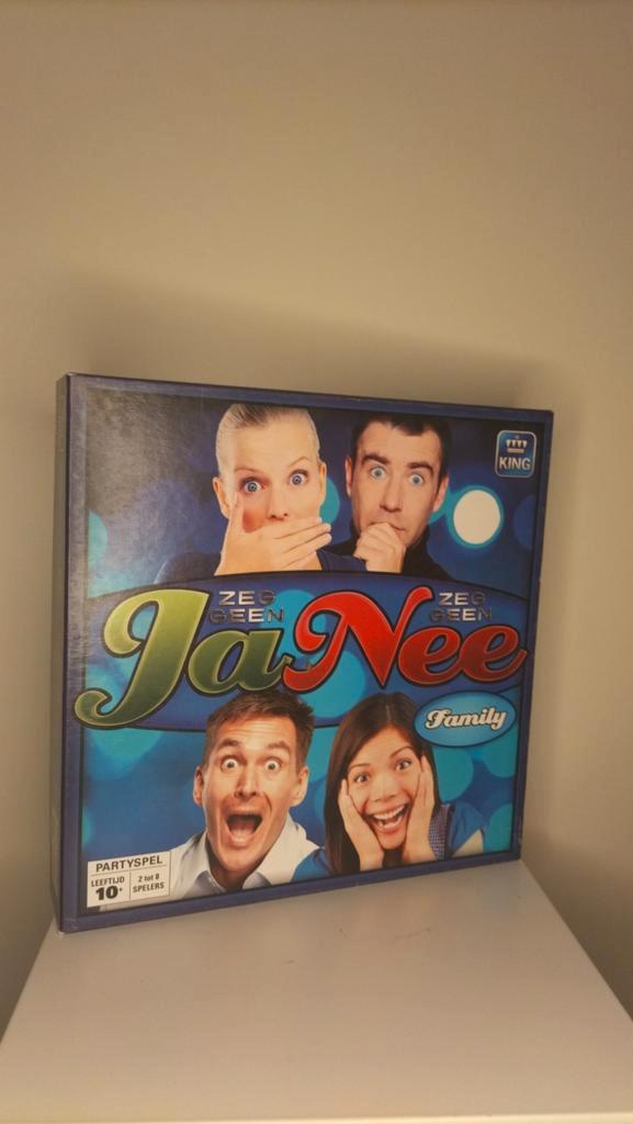 Ja Nee Family - Het Knettergekke Kaartspel!, Hobby en Vrije tijd, Gezelschapsspellen | Bordspellen, Nieuw, Drie of vier spelers
