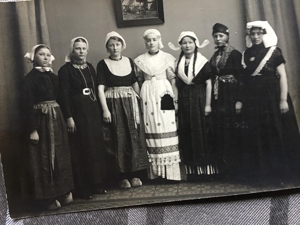 Foto verschillende dames in klederdracht / bijzonder, Foto, Klederdracht, Ophalen of Verzenden, Zo goed als nieuw