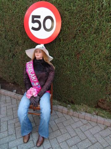 50 Sarah pop gekleed, levensgroot met jong uiterlijk. beschikbaar voor biedingen