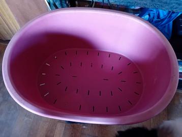Te koop: Roze kunststof mand beschikbaar voor biedingen