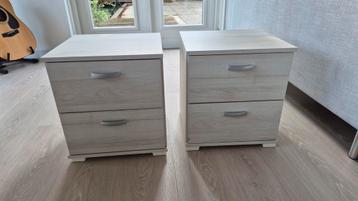 Twee nachtkastjes in licht eiken kleur