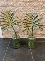 2 Groene Apotheek Flessen met Kunstbladeren - Decoratief, Ophalen of Verzenden, Zo goed als nieuw, Binnen