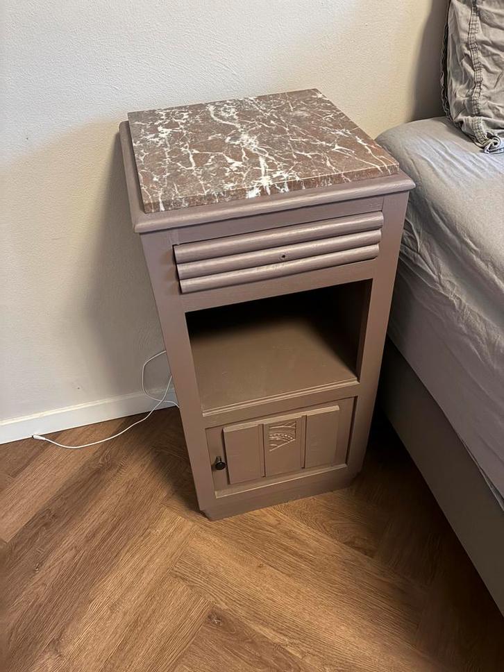 Nachtkastje met marmeren blad vintage, Huis en Inrichting, Slaapkamer | Nachtkastjes, Gebruikt, 70 cm of meer, Minder dan 45 cm