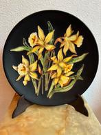 Karlsruhe Majolika Wandbord West-Germany 31 cm Narcissen, Ophalen of Verzenden