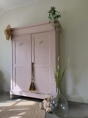 🌸 Vintage kast, oud roze met vrolijke binnenkant beschikbaar voor biedingen
