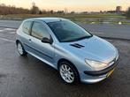 Peugeot 206 1.4 2002 licht blauw, Auto's, Peugeot, Voorwielaandrijving, Stof, Zwart, 4 cilinders