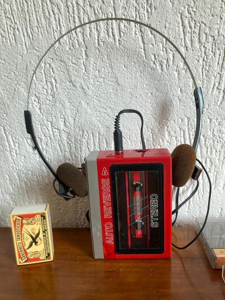 Rode vintage walkman met koptelefoon en 3 cassettebandjes, Audio, Tv en Foto, Walkmans, Discmans en Minidiscspelers, Walkman, Ophalen of Verzenden