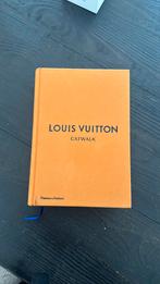 Louis Vuitton boek, Ophalen of Verzenden, Zo goed als nieuw