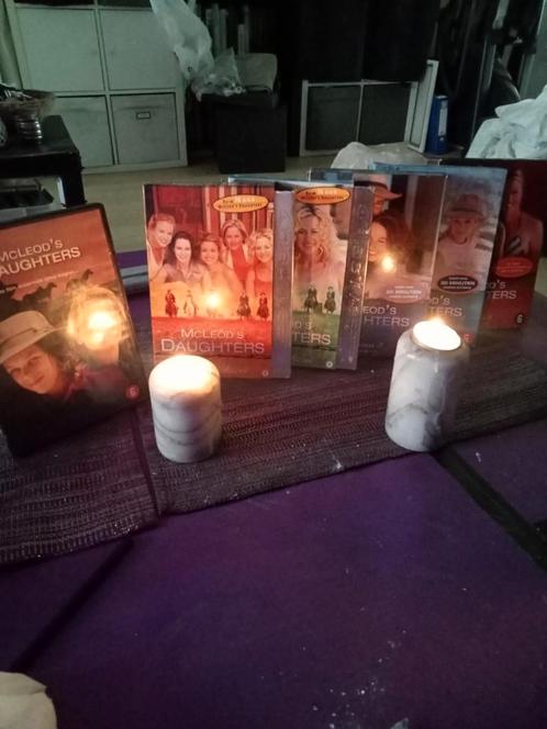 McLEOD,s Daughters dvd,s, Huis en Inrichting, Woonaccessoires | Kandelaars en Kaarsen, Zo goed als nieuw, Minder dan 25 cm, Overige materialen