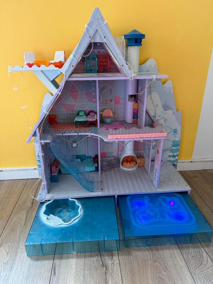 LOL winterhuis (zonder skilift), Kinderen en Baby's, Speelgoed | Poppenhuizen, Zo goed als nieuw, Poppenhuis, Ophalen