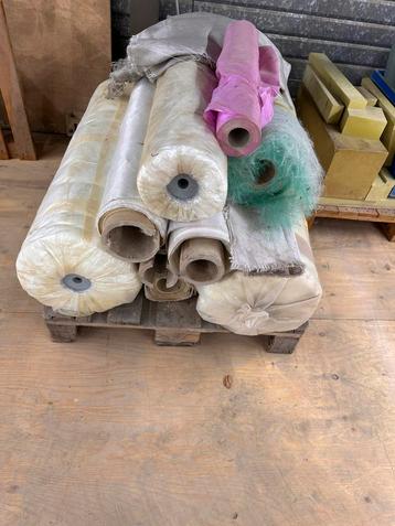 Pallet met diverse rollen glasvell beschikbaar voor biedingen