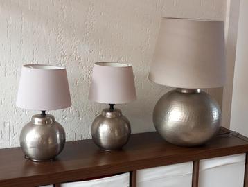Metalen lampen. 1 grote + 2 kleintjes alle 3 met grijze kap beschikbaar voor biedingen