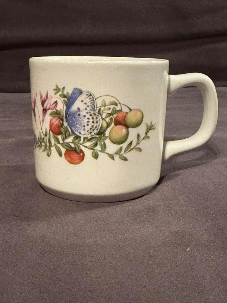 Mok van Marjolein Bastin (Libelle) - rode bessen met vlinder, Huis en Inrichting, Keuken | Servies, Zo goed als nieuw, Kop(pen) en/of Schotel(s)