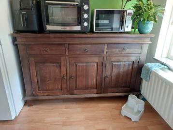 Massief houten dressoir beschikbaar voor biedingen