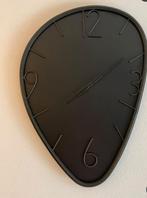 Home Bound -  Wandklok - 78x56x4  cm - zwart, Ophalen of Verzenden, Nieuw, Analoog, Wandklok