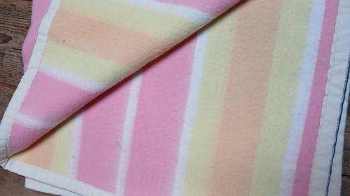 Vintage wollen kleed / deken, Hobby en Vrije tijd, Stoffen en Lappen, Gebruikt, Wol, 30 tot 120 cm, 30 tot 200 cm, Roze, Ophalen